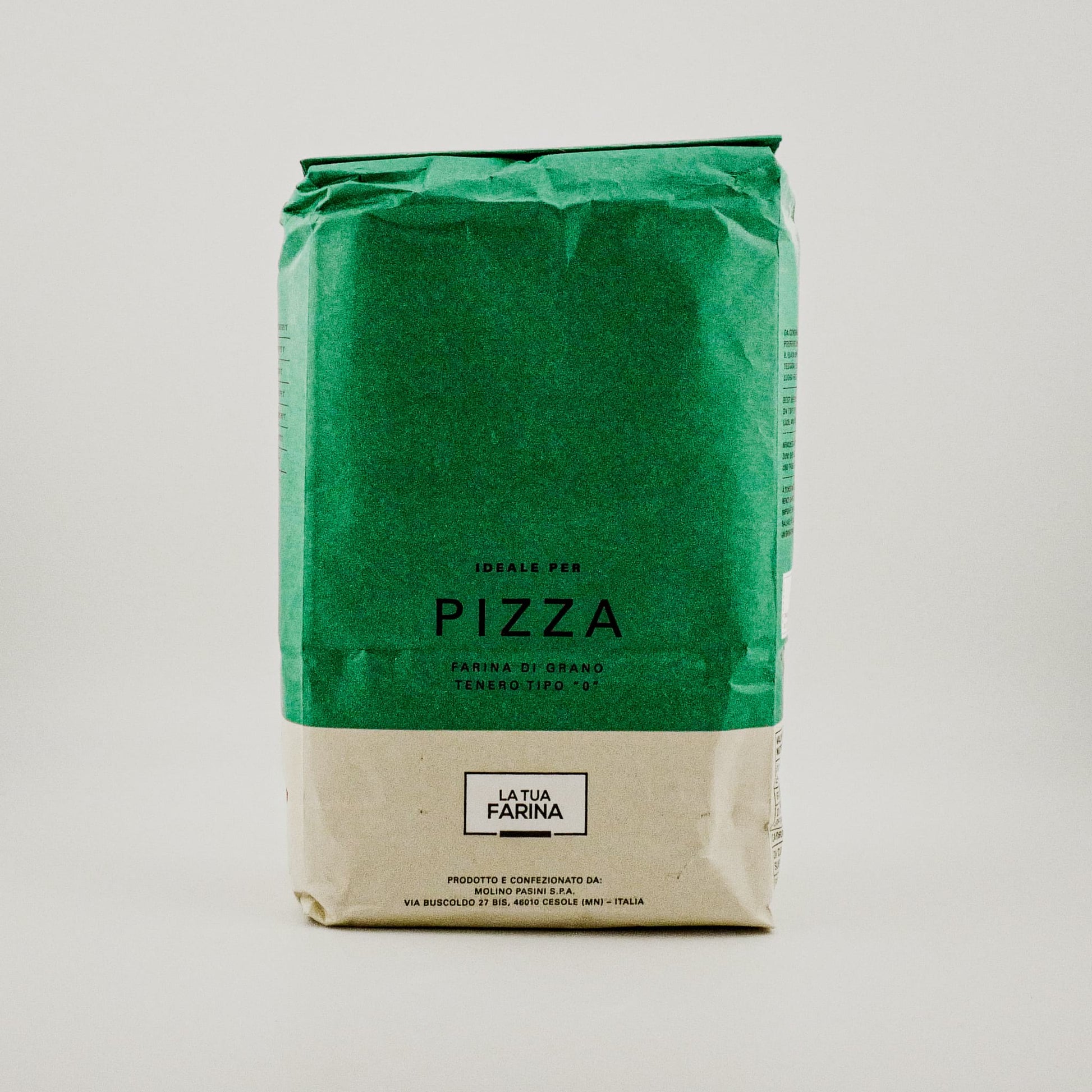 Green package of pizza flour with 'Latua Farina' branding on a gray background