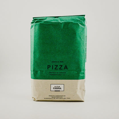 Green package of pizza flour with 'Latua Farina' branding on a gray background