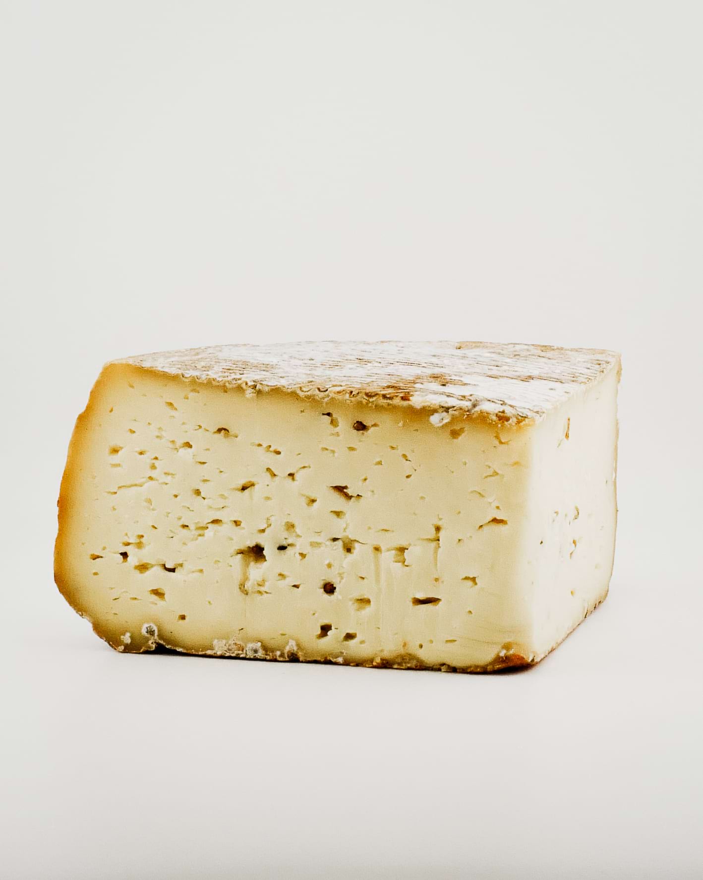 Toma Montanara with herbs